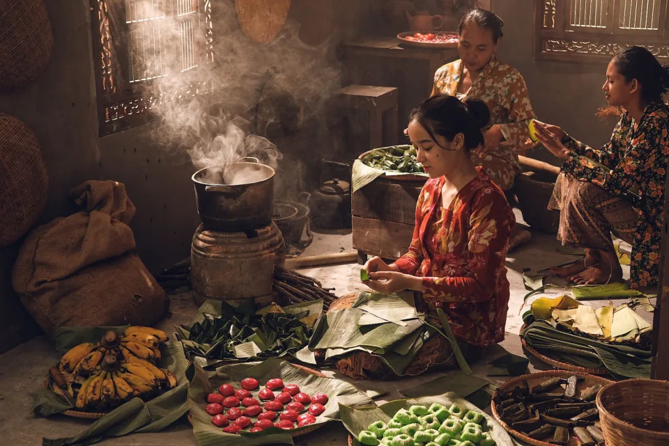 Đầu bếp đang chế biến